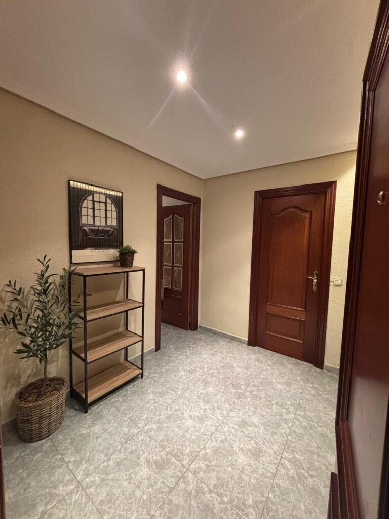 recibidor y entrada coliving city salamanca